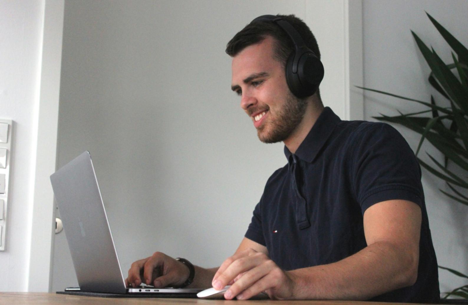 Moderne Lernumgebung mit digitalen Tools für Finanzanalyse