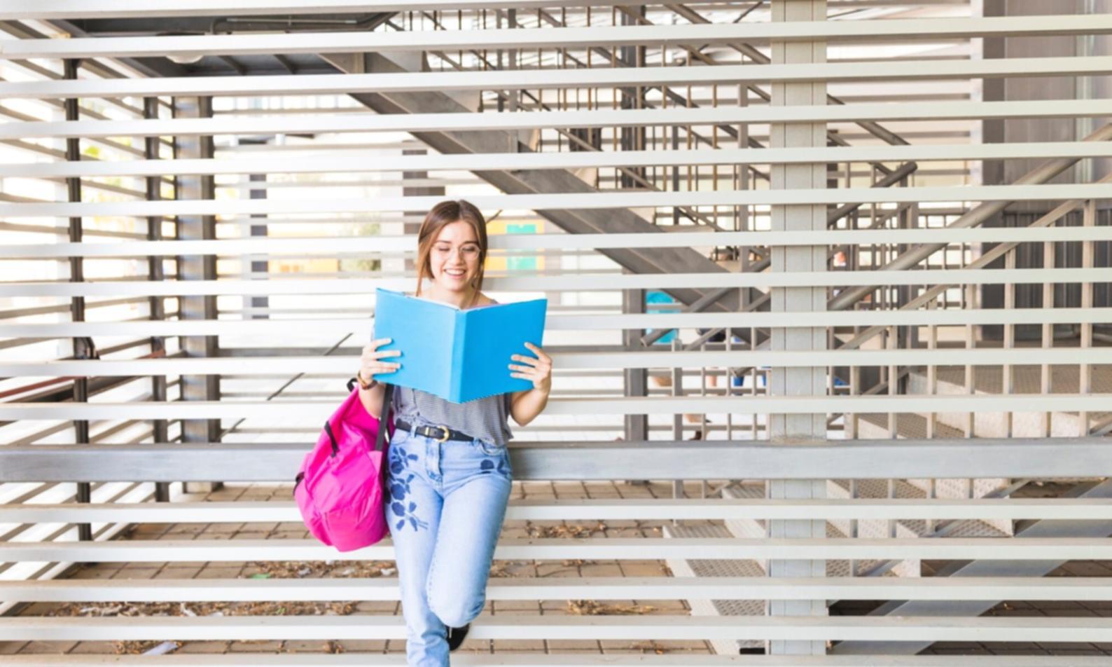 Teilnehmer bei der Analyse von Marktdaten während eines interaktiven Workshops