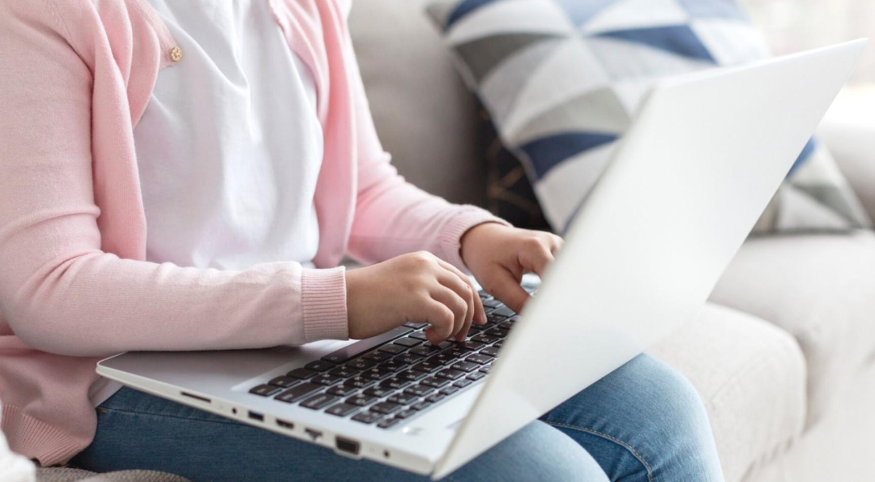 Detailaufnahme von Finanzdiagrammen und Analysewerkzeugen im Einsatz