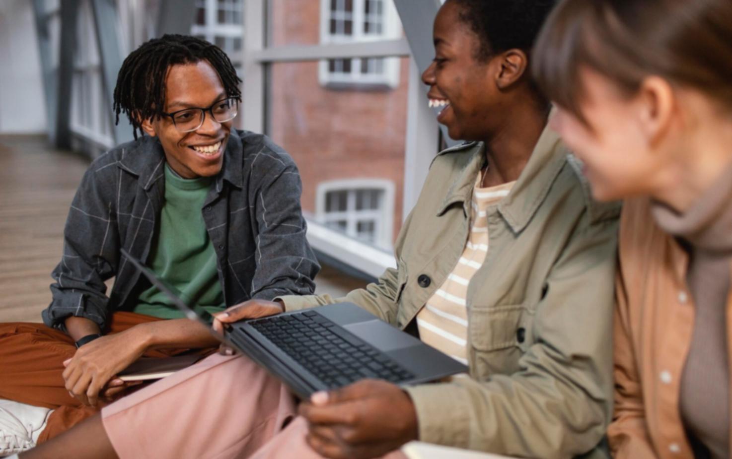 Interaktive Gruppendiskussion während eines Finanzworkshops