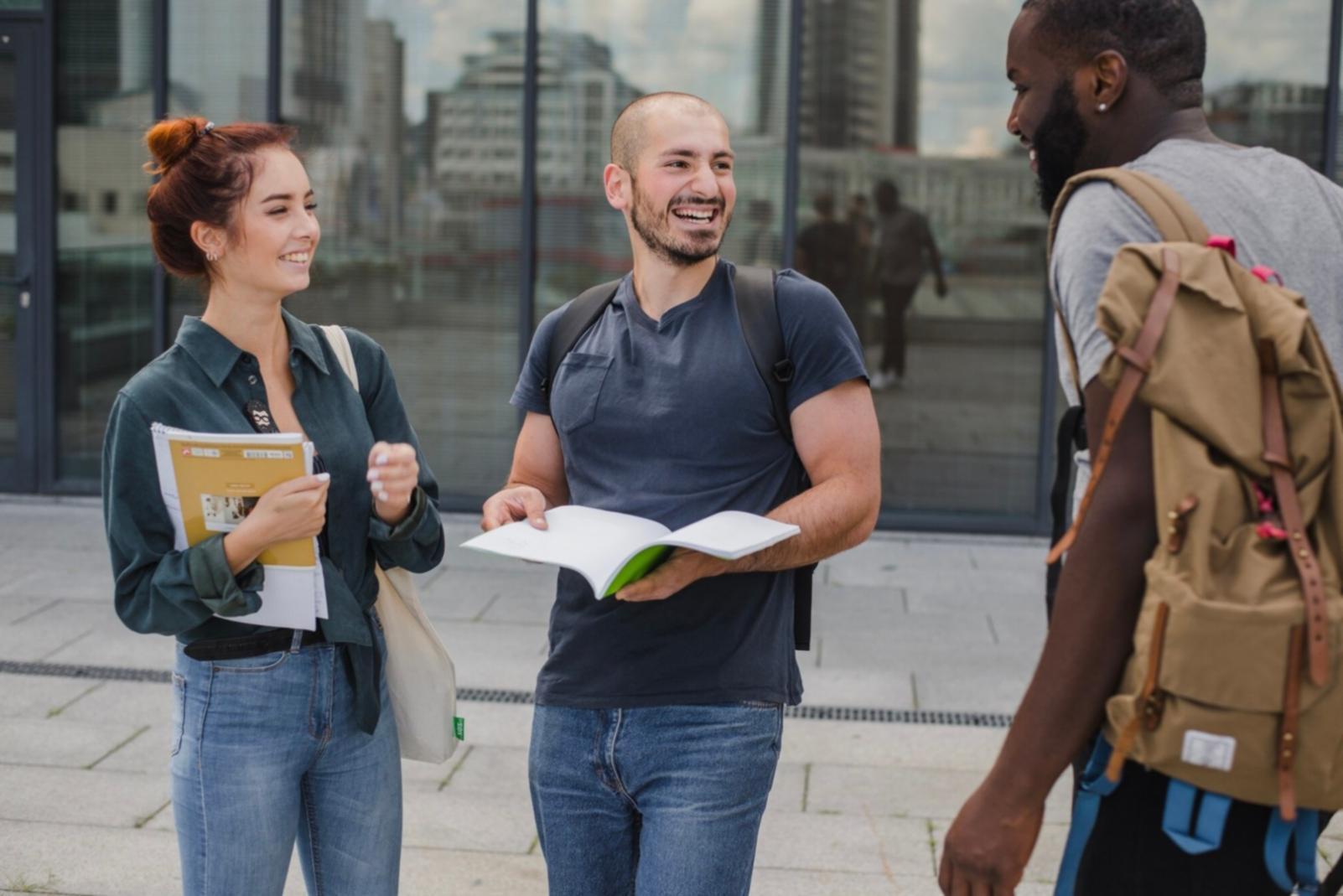 Teilnehmer bei interaktiver Lernsession zu Finanzstrategien